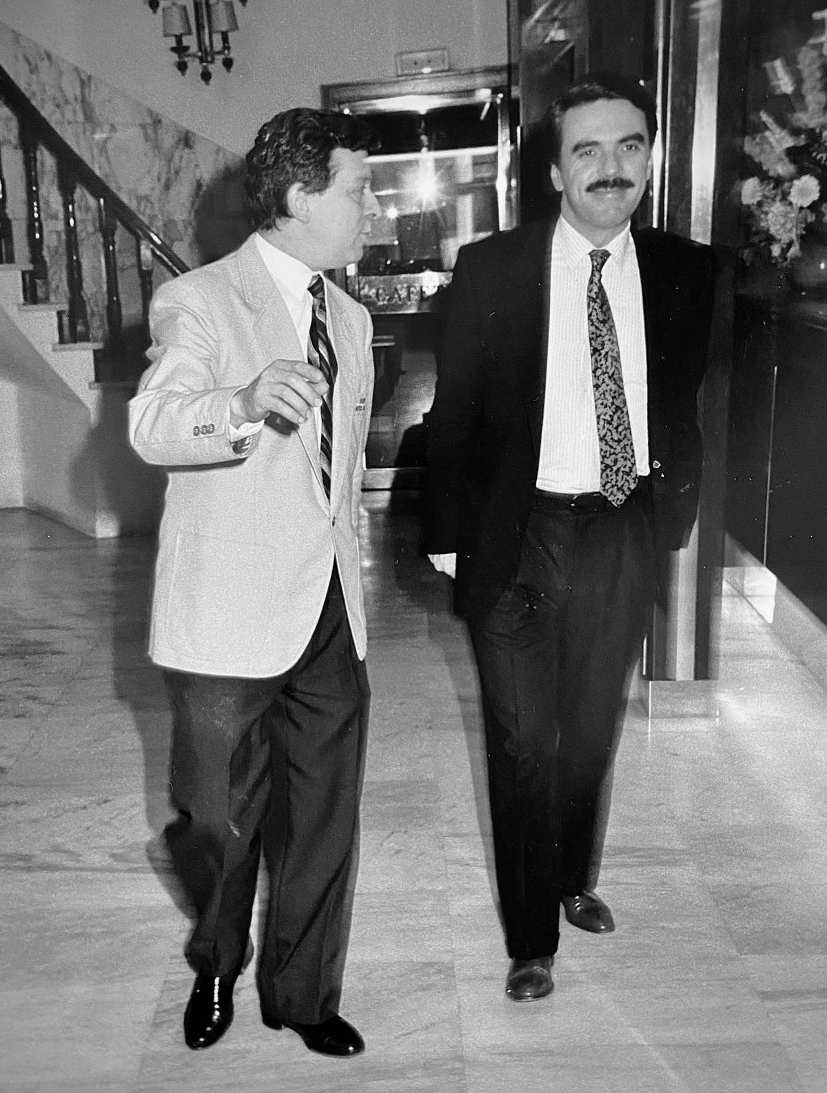 El ‘maître’ de l’Hotel Urpí, Miquel Borrell, amb José María Aznar - CEDIDA (Pere Farran) El ‘maître’ de l’Hotel Urpí, Miquel Borrell, amb José María Aznar