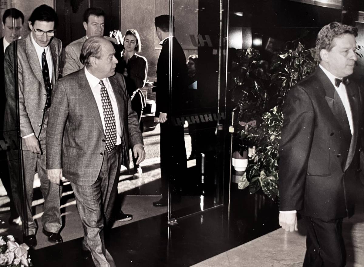 El ‘maître’ de l’Hotel Urpí, Miquel Borrell, amb Jordi Pujol