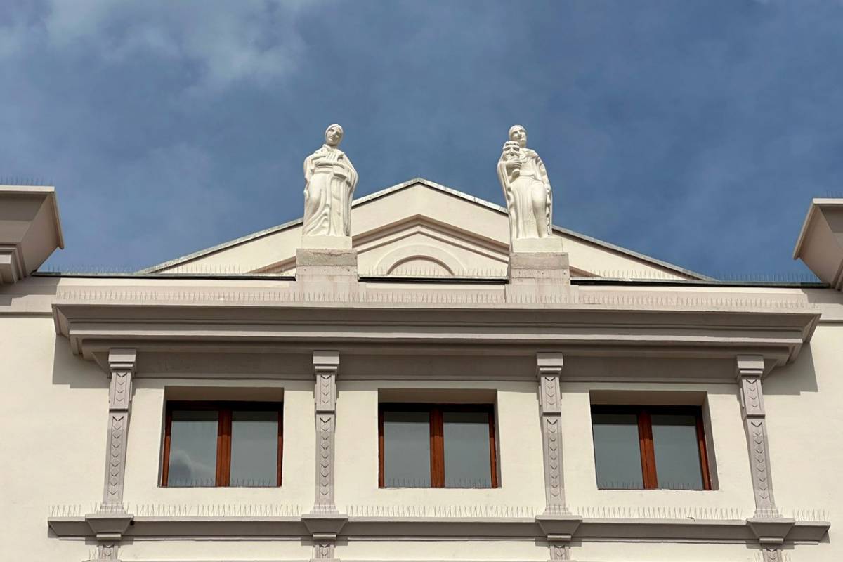 Façana del Casino de Rubí amb les dues “noves” estàtues - Ajuntament de Rubí