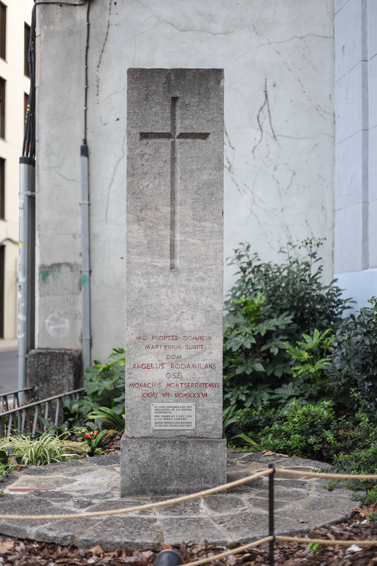 El monòlit dedicat a Àngel Rodamolins