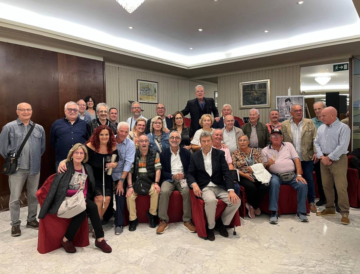 L`històric ‘maître’ de l’Hotel Urpí, Miquel Borrell, amb els seus companys - CEDIDA L`històric ‘maître’ de l’Hotel Urpí, Miquel Borrell, amb els seus companys