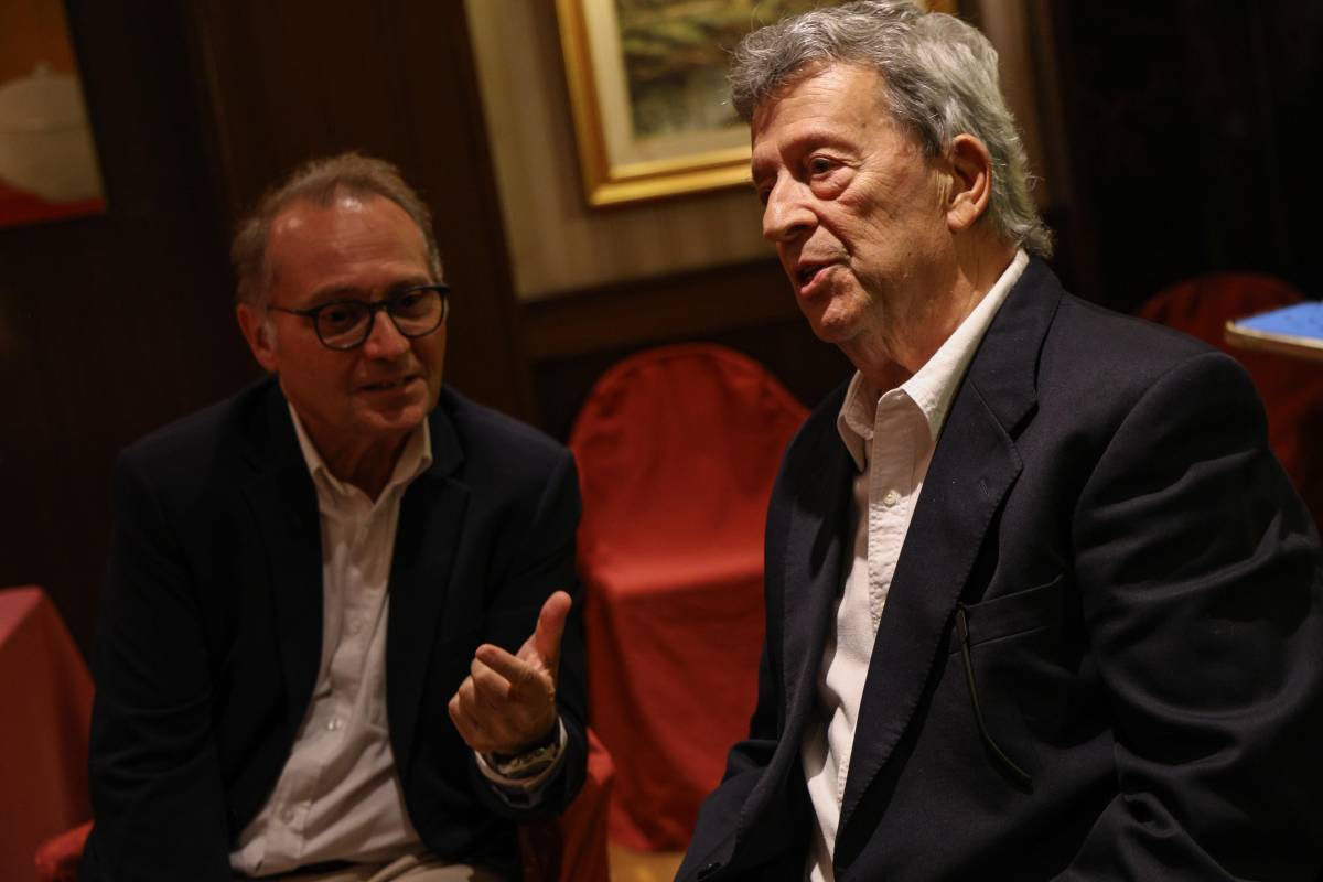 L`històric ‘maître’ de l’Hotel Urpí, Miquel Borrell, amb el periodista i autor del llibre, Manel Camps Bosser - VÍCTOR CASTILLO L`històric ‘maître’ de l’Hotel Urpí, Miquel Borrell, amb el periodista i autor del llibre, Manel Camps Bosser