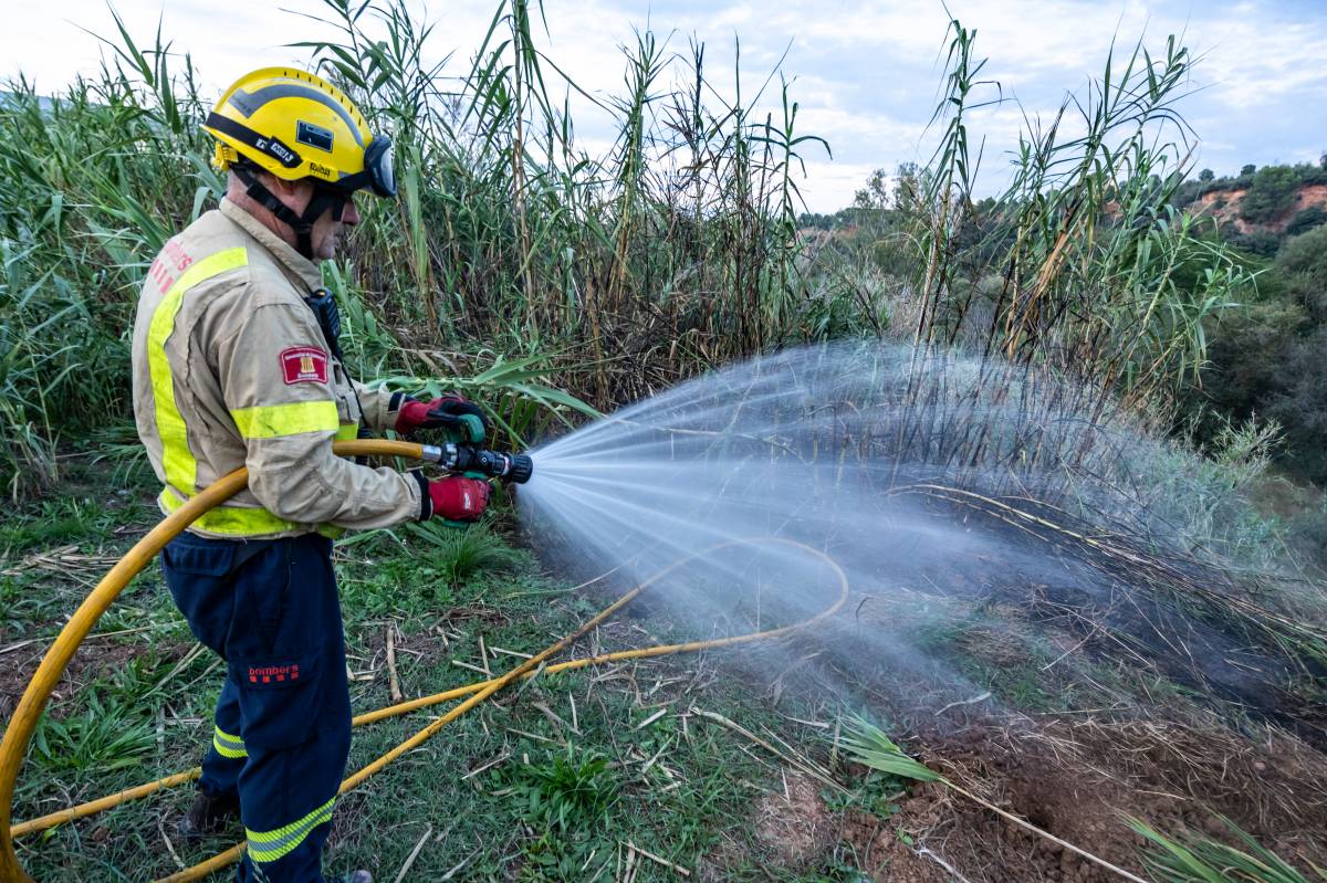 Un bomber extingint l'incendi a la zona de vegetació - Juanma Peláez