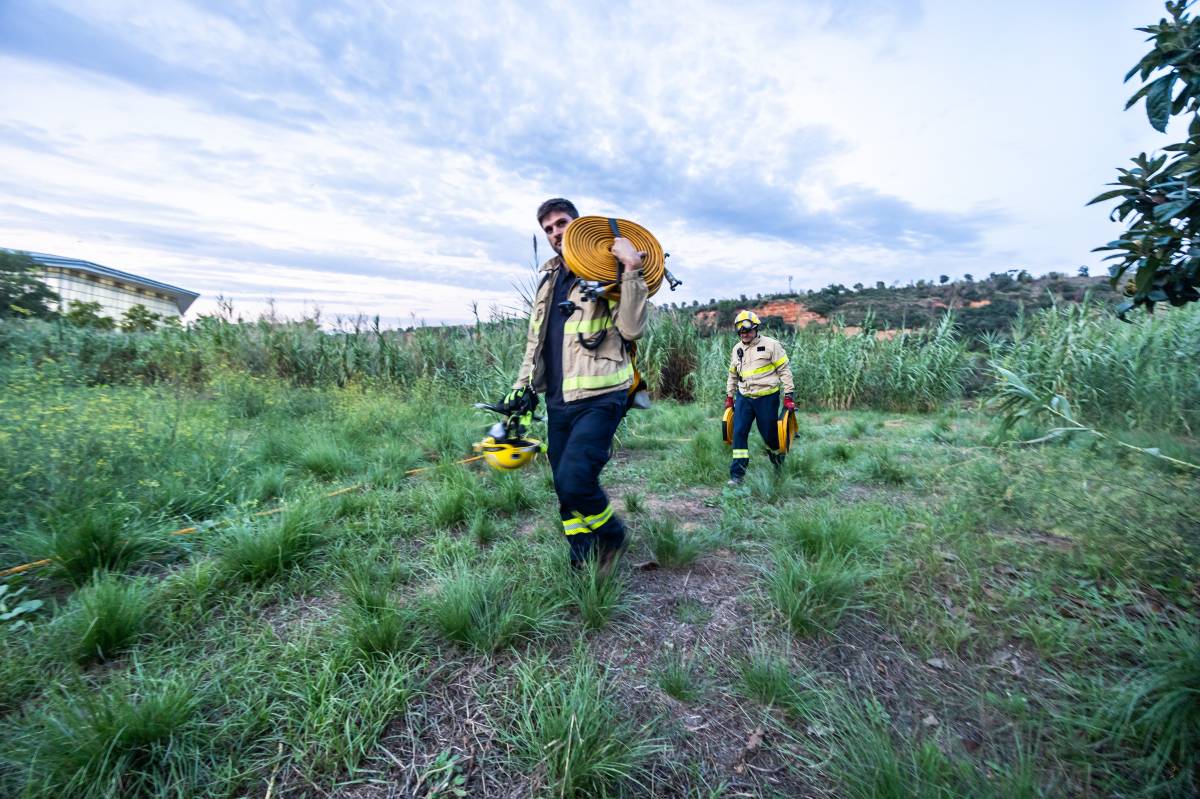 Un bomber extingint l'incendi a la zona de vegetació - Juanma Peláez