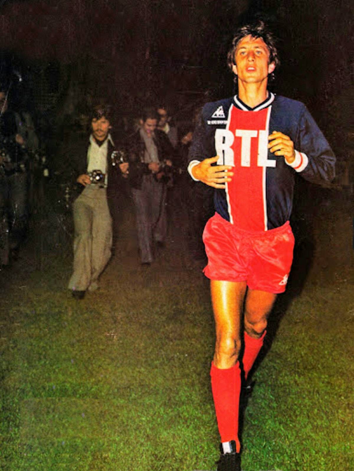 Johan Cruyff amb la mítica samarreta del PSG dissenyada pel seu president, el modista Daniel Hechter