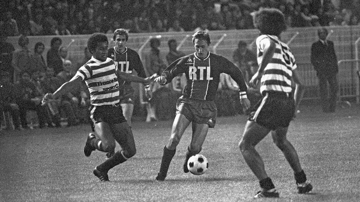 Cruyff durant la semifinal del Torneig de París que va enfrontar al PSG amb l’Sporting de Lisboa