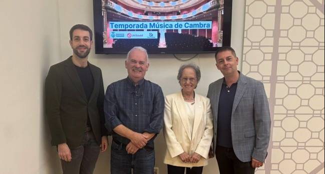Pau Armengol, a l'esquerra, bariton convidat a la temporada de Joventuts, amb membres de l'entitat i el regidor - CEDIDA