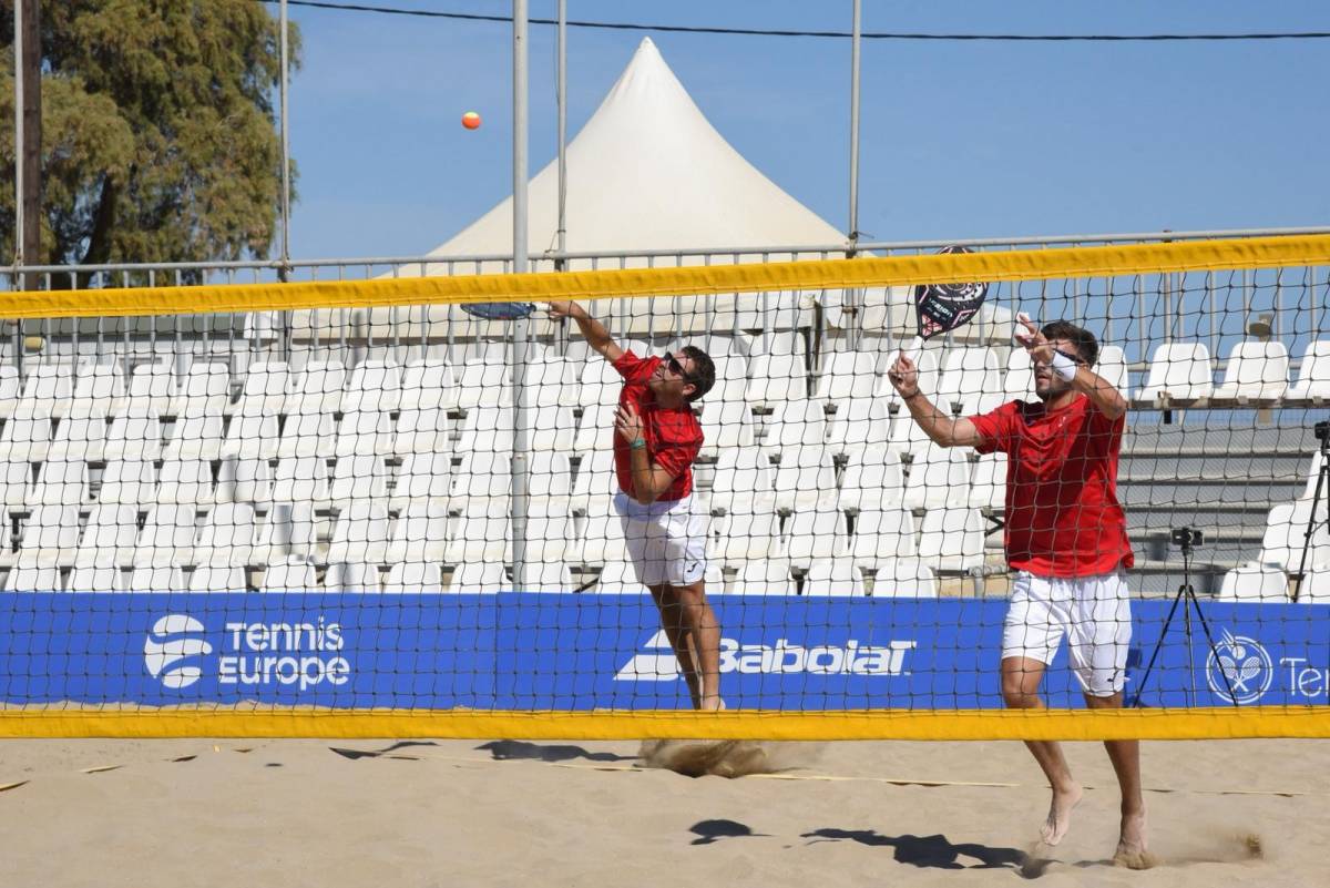 Pol Filella, entre les vuit millors parelles d’Europa a tennis platja 