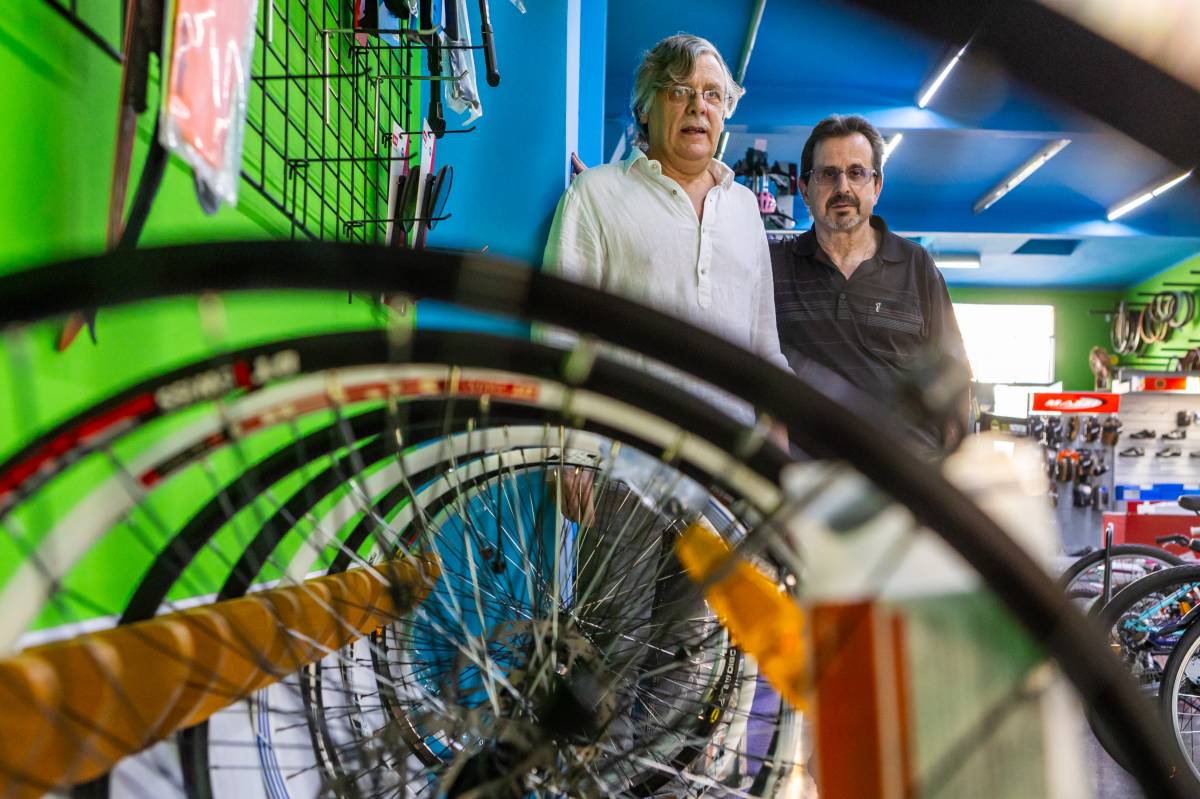 Antoni Soler, propietari de Cicles Jové, i Jordi Farell, històric treballador de la botiga