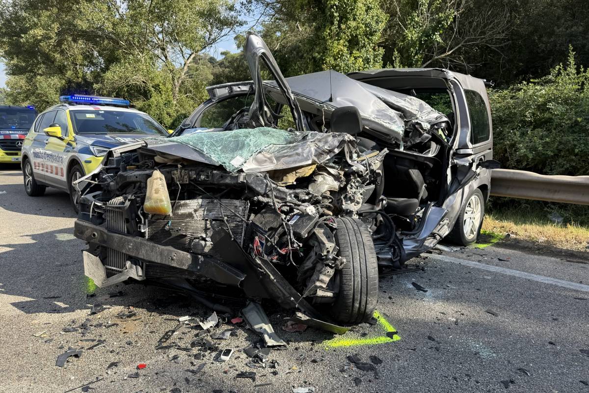 Mor la conductora d'un cotxe en un xoc amb un camió a la C-58