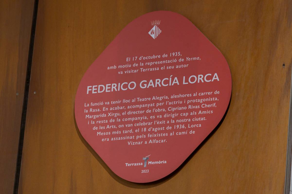 Placa de reconeixement al poeta instal·lada al Teatre Alegria - Lluís Clotet Placa de reconeixement al poeta instal·lada al Teatre Alegria