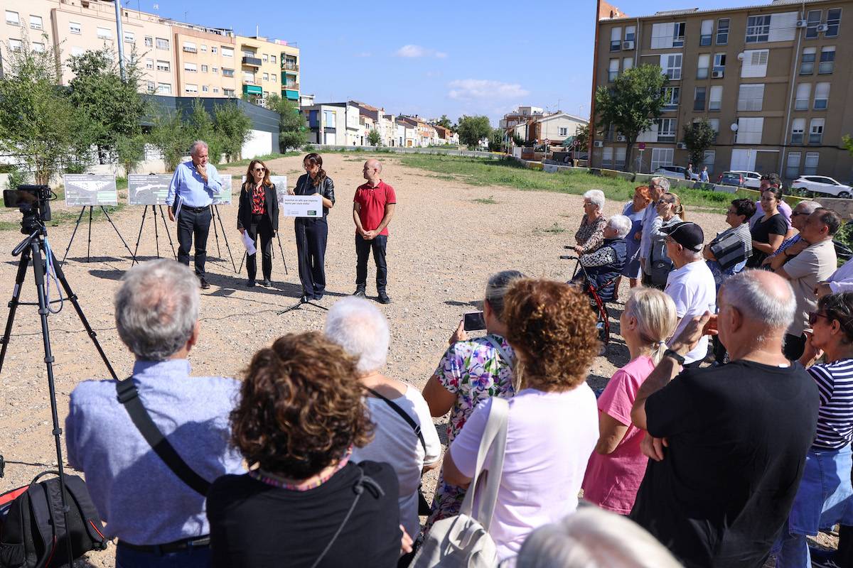 Veïns de Gràcia i Can Feu durant la presentació del projecte - Víctor Castillo