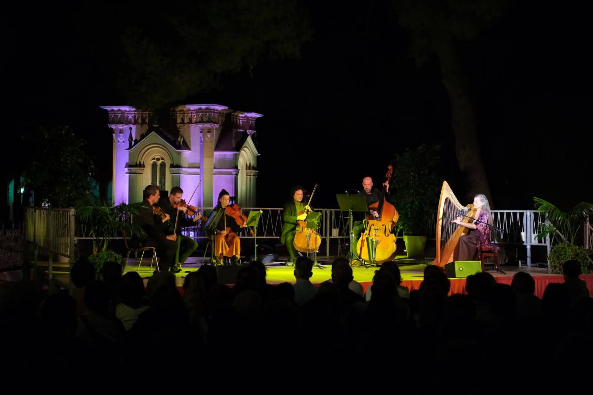 El concert Retrobaments reuneix més de 400 persones al Cementiri General de Reus
