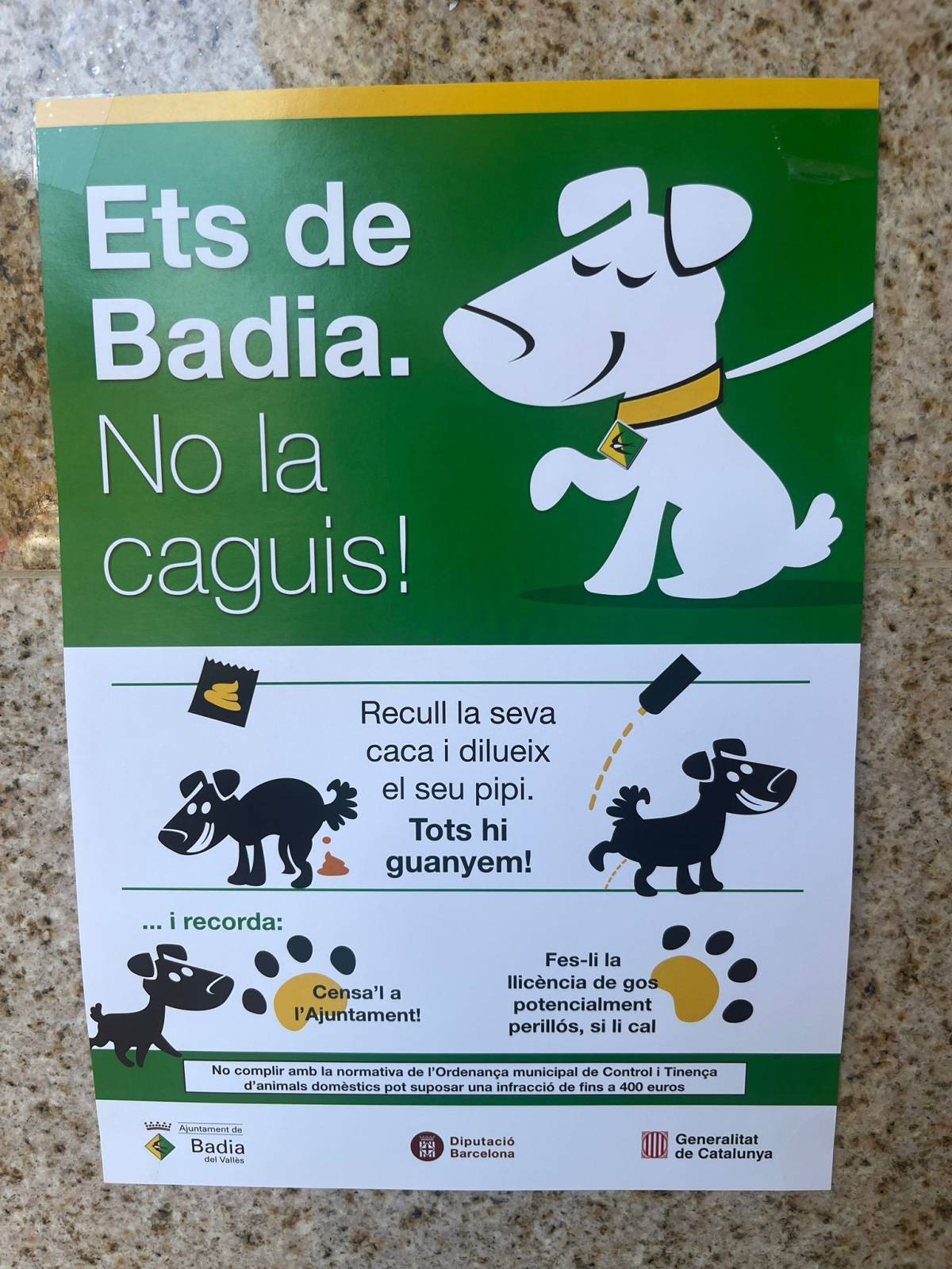 Cartells a Badia per respectar els pipicans - Cedida