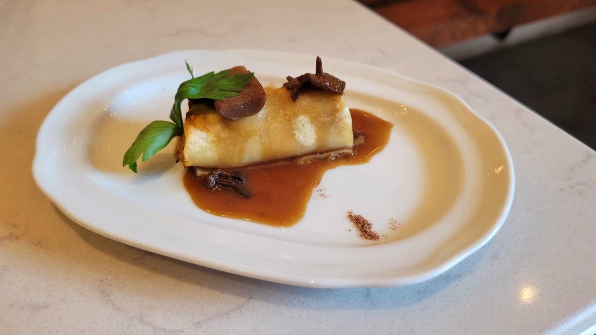 Una mostra del caneló de carn del Berguedà amb salsa de ceps i el seu rostit que servirà La Barana