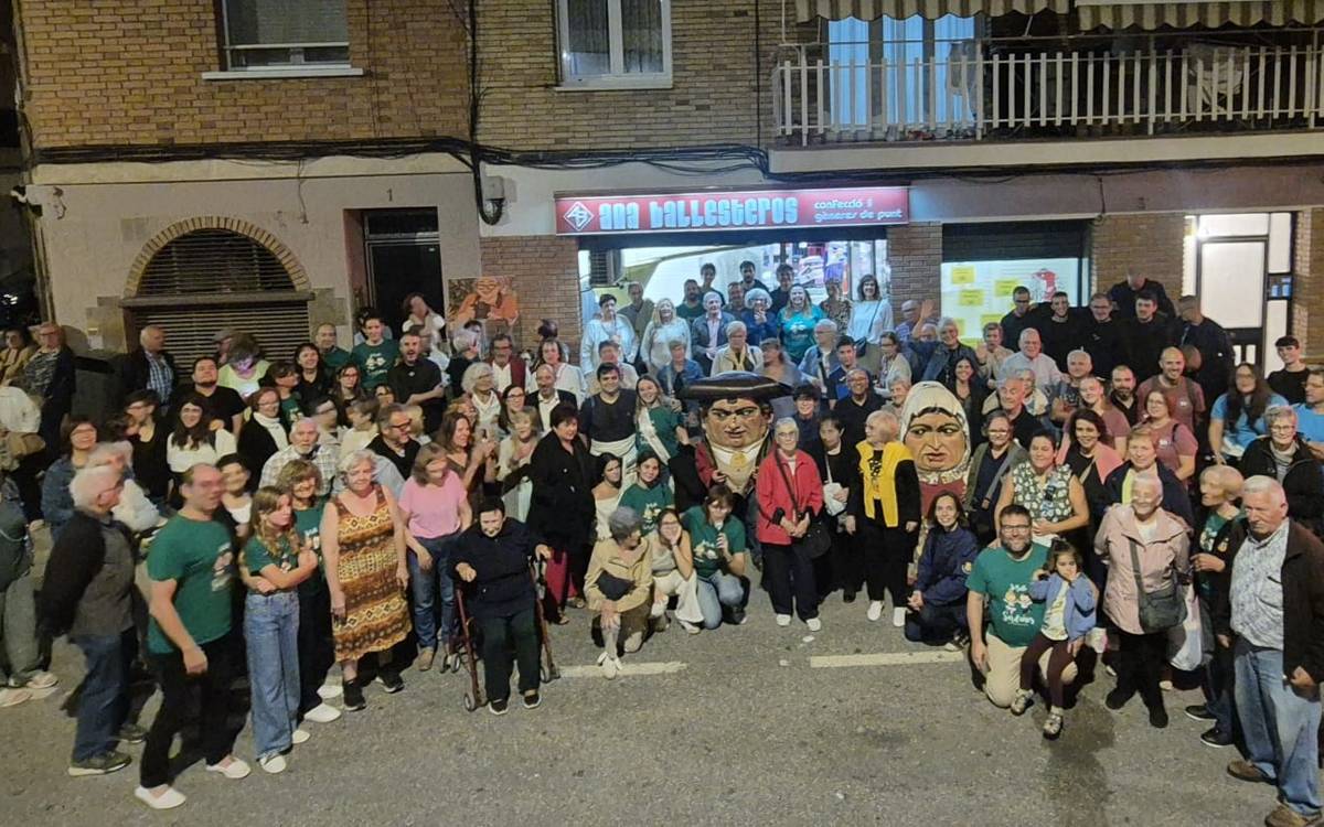 Sardanes, gegants i festa grossa per acomiadar la botiguera Anna Ballesteros a Manresa