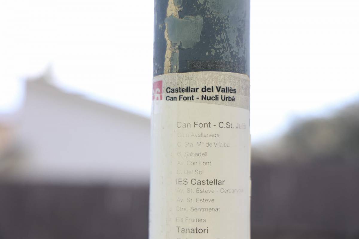 Encara hi ha cartells amb el recorregut de l`antic bus