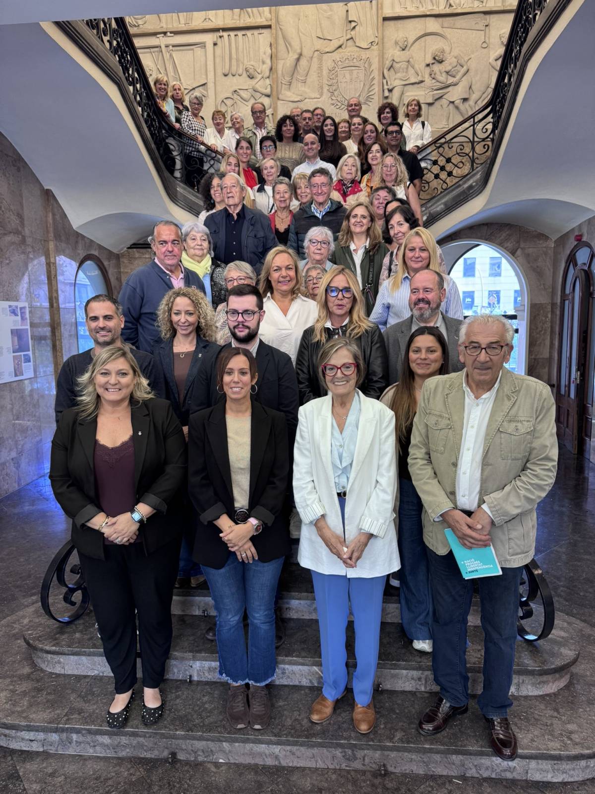 Fotografia de les entitats amb l'alcaldessa i els grups amb representació a l'Ajuntament - Cedida