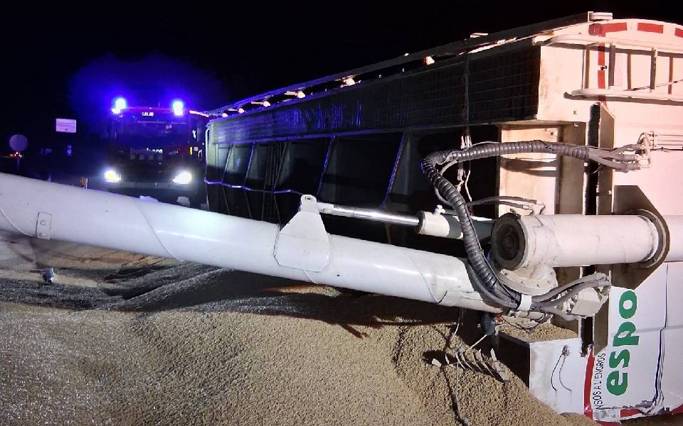 Bolca un camió carregat de pinso a la C-37