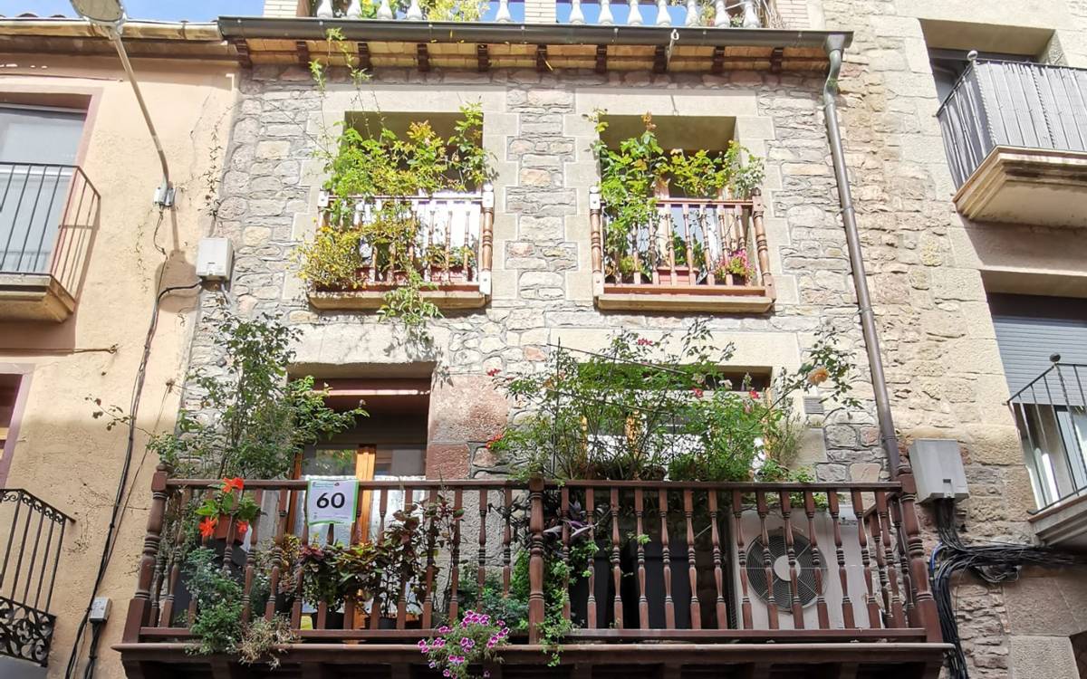 La casa del carrer Padró, 41, guanya la primera edició del concurs Embalcona't entre flors de Sant Fruitós