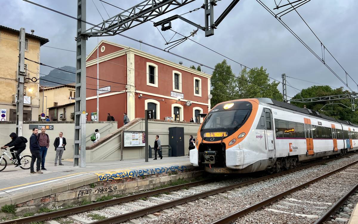 Un tren de l'R3 a l'estació de Centelles. - L.Busquets/ACN