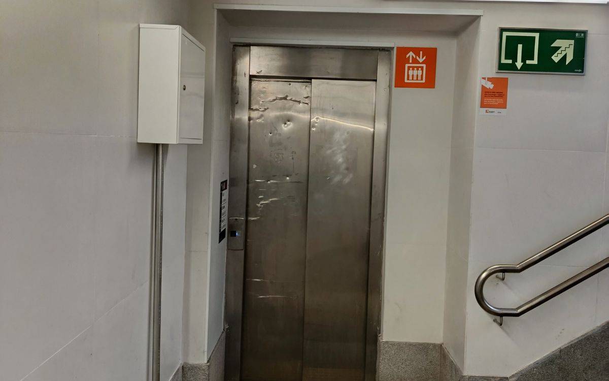 La Xarxa Vendrellenca denuncia les reiterades avaries de l'ascensor de l'estació del Vendrell