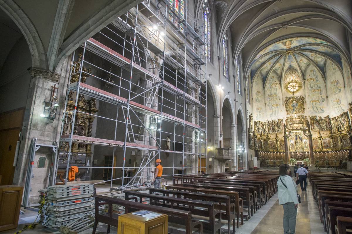 Restauració a les motllures dels vitralls de la catedral