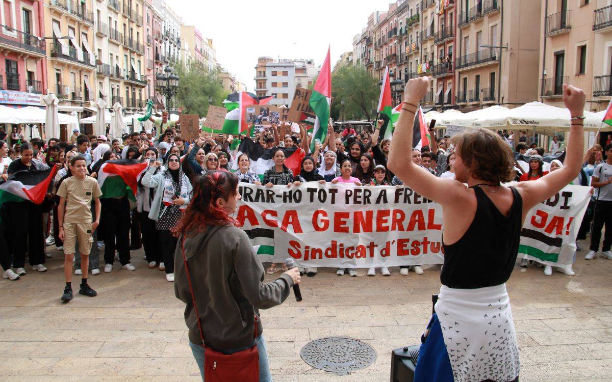 Uns 300 estudiants es manifesten a Tarragona per demanar que s'aturi el genocidi del poble palestí