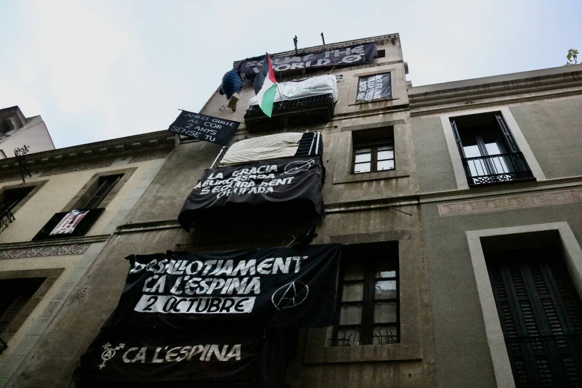 Desallotgen la casa ocupada Ca l'espina a Gràcia