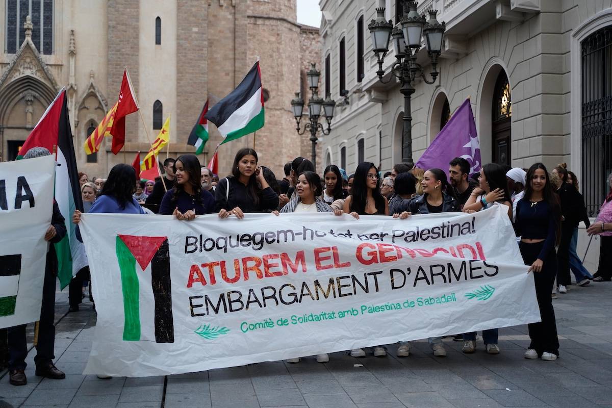 FOTOS | Un miler de persones clamen a Sabadell per la pau a Palestina