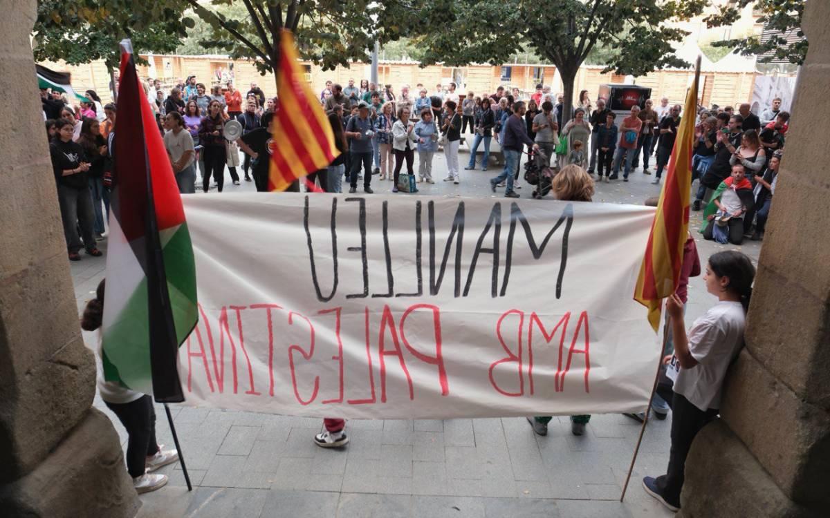 «Qui calla és còmplice»: unes 200 persones es manifesten a Manlleu contra l'assalt d'Israel a la Flotilla