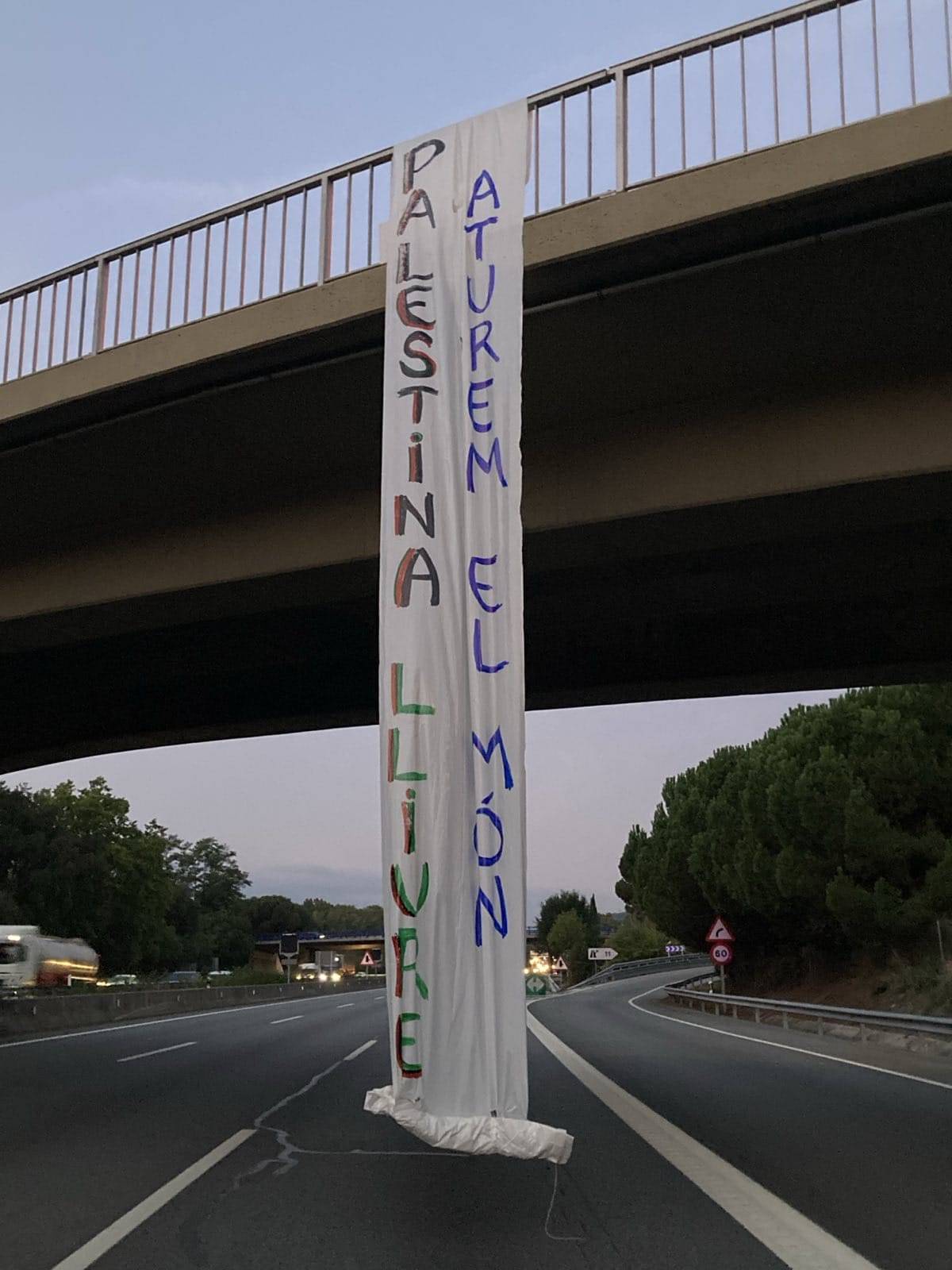 Pancarta desplegada a l`AP-7 a Sant Celoni.