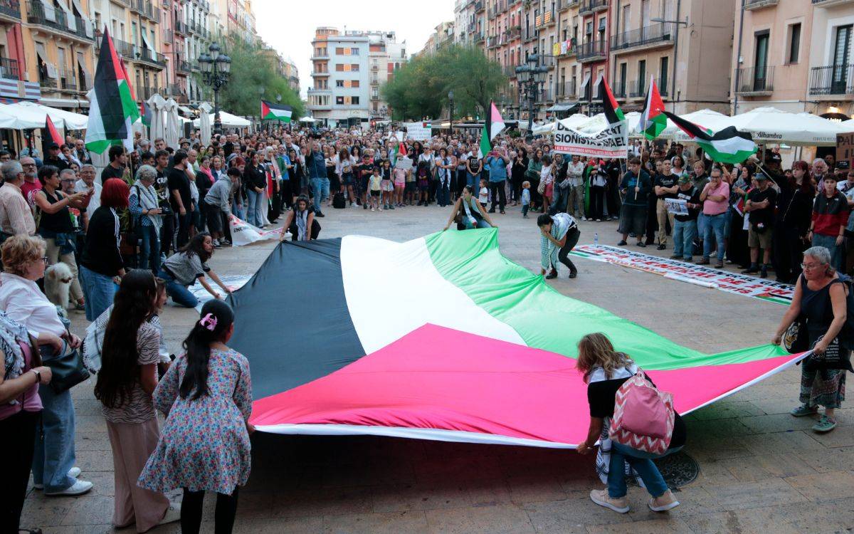 Mig miler de persones protesten a Tarragona per denunciar l'assalt a la Flotilla
