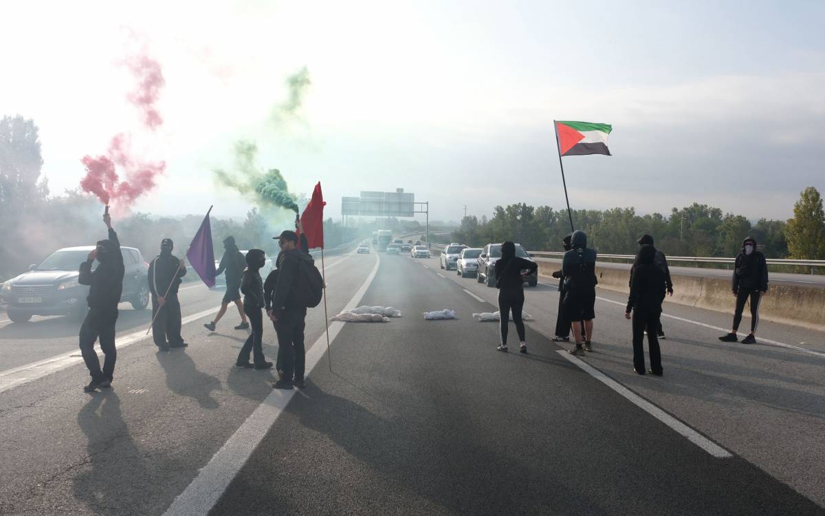 Manifestants tallen la C-17 a Vic en suport al poble palestí i als activistes de la Flotilla.