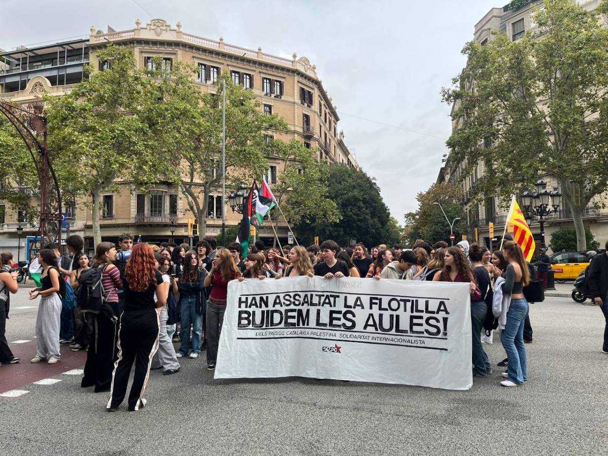 Estudiants d`institut manifestant-se camí a plaça Universitat