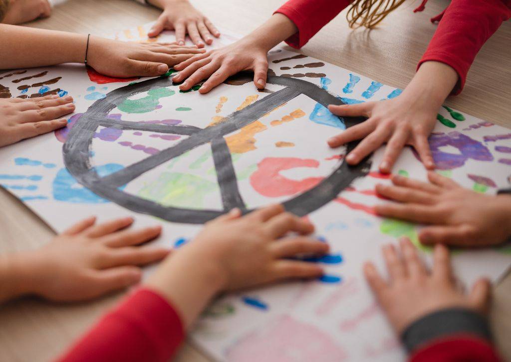 Com educar en la pau: 10 consells d'experts