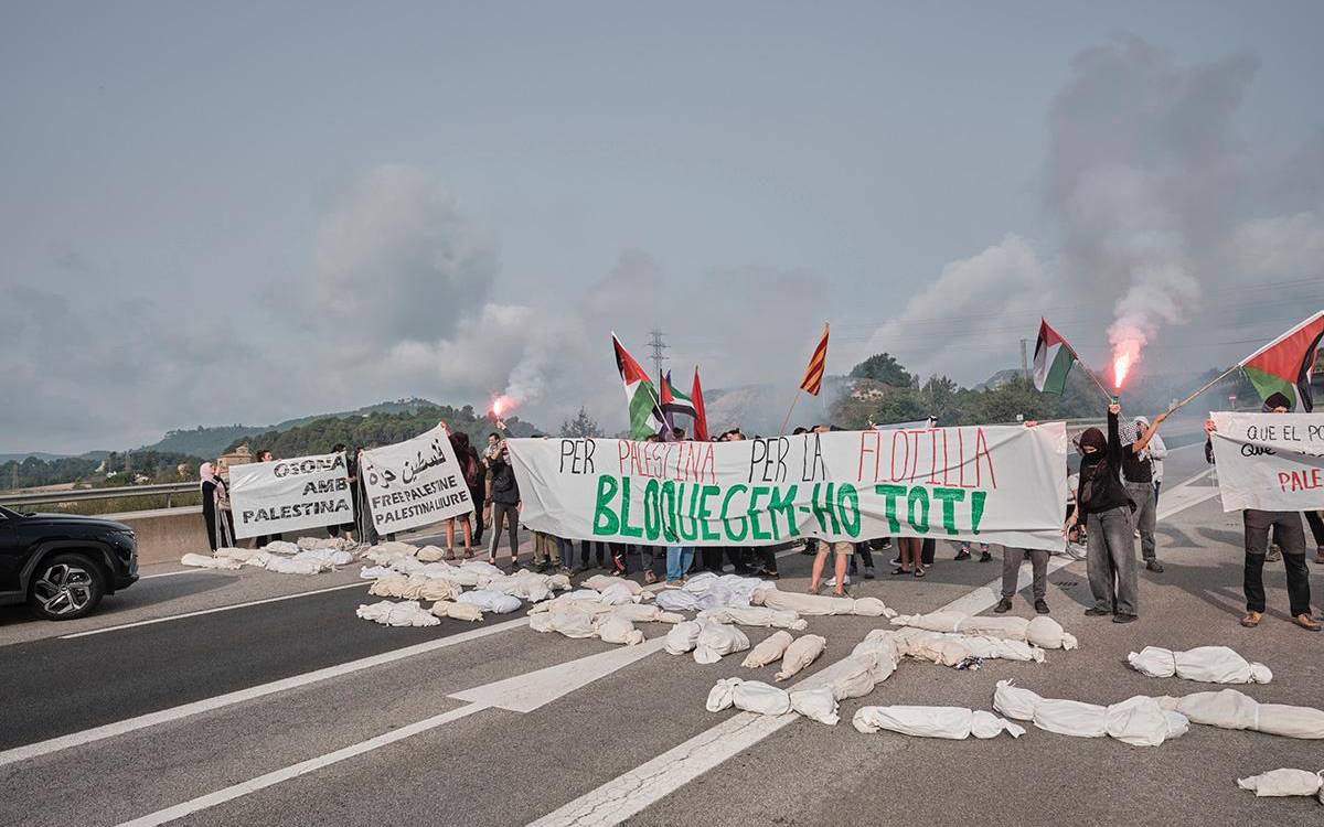 Manifestants tallen la C-17 a Vic en suport al poble palestí i als activistes de la Flotilla. - Oriol Clavera Manifestants tallen la C-17 a Vic en suport al poble palestí i als activistes de la Flotilla.