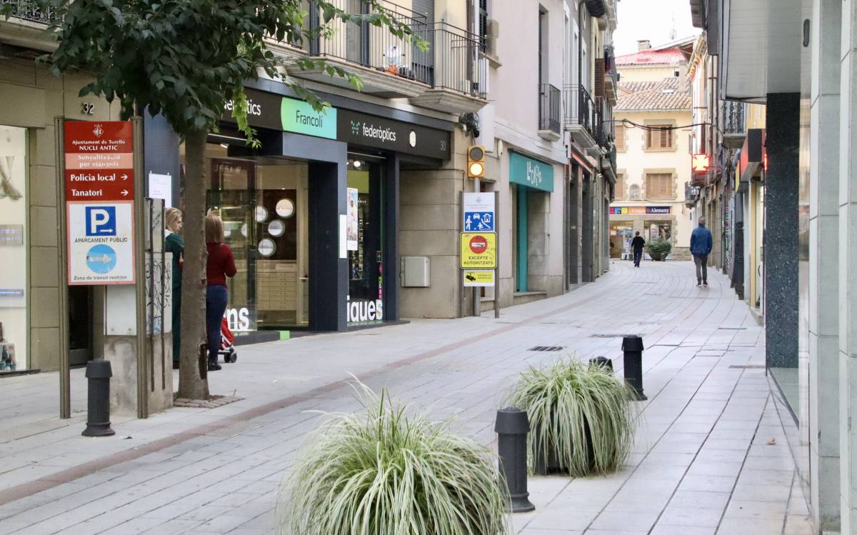 Un carrer comercial del centre de Torelló. - L.Busquets/ACN Un carrer comercial del centre de Torelló.
