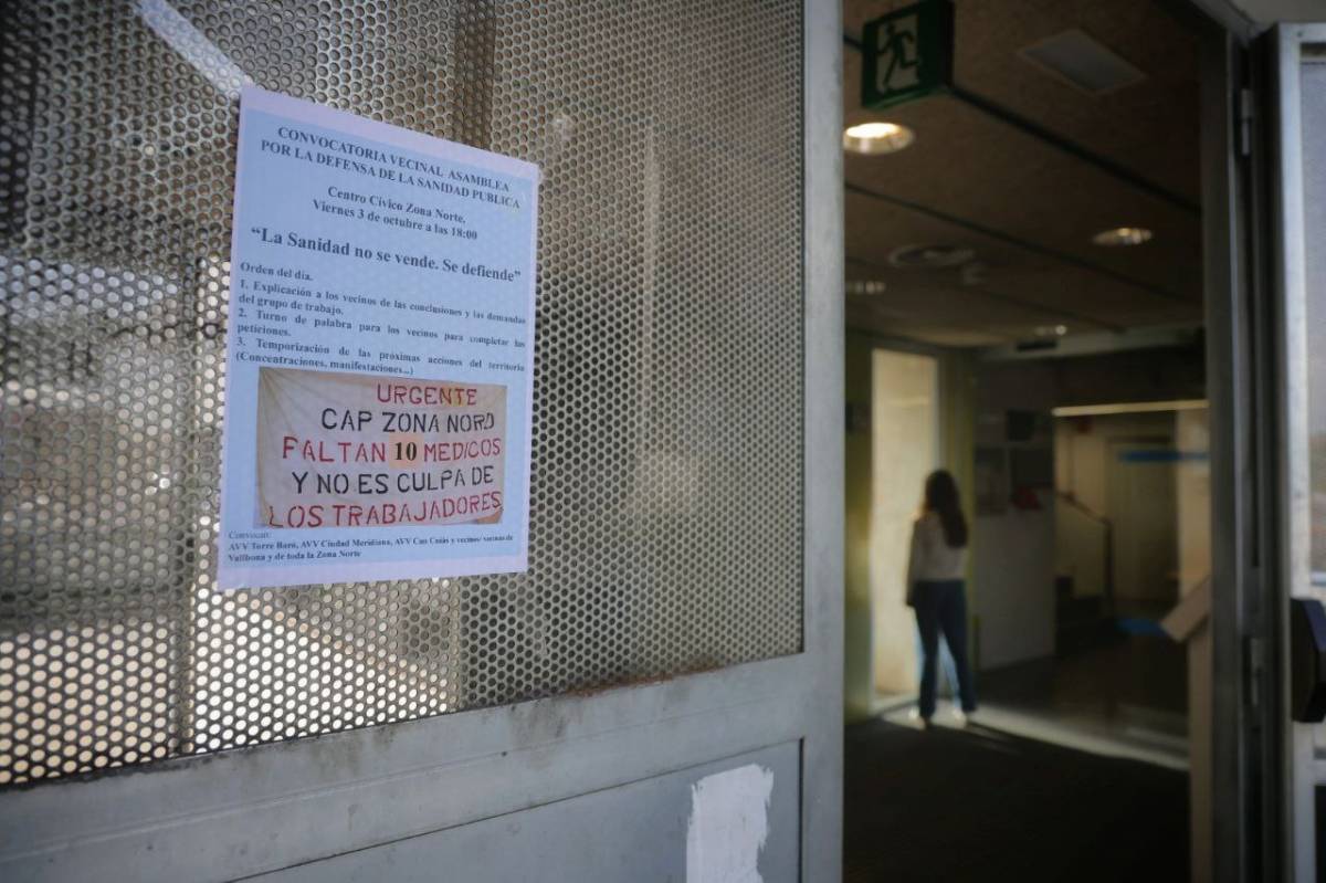 Un cartell en senyal de protesta al CAP que ha revoltat els veïns de Nou Barris