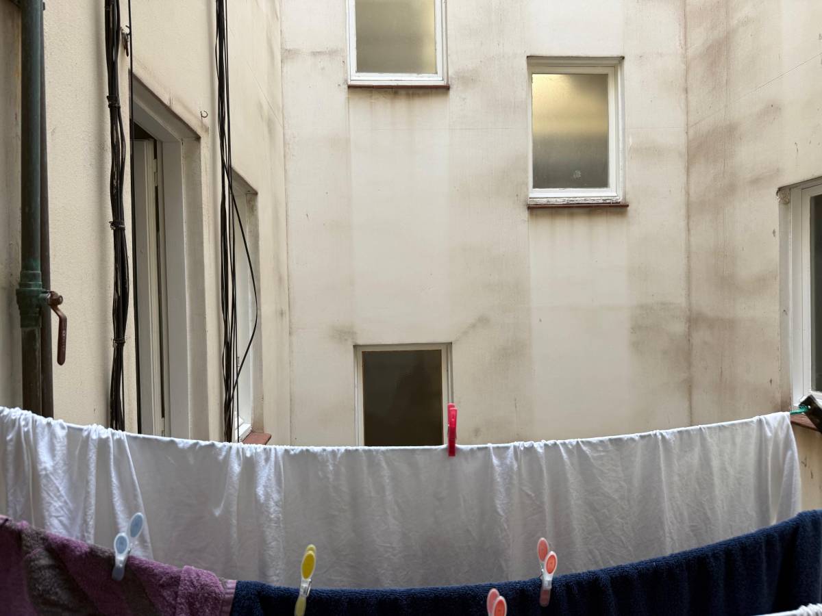Balcó d'un pis d'estudiants amb roba estesa - Pau Espí