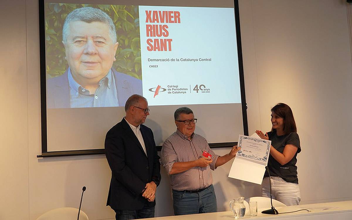 Xavier Rius rebent l'acreditació de col·legiat d'honor del Col·legi de Periodistes - Periodistes