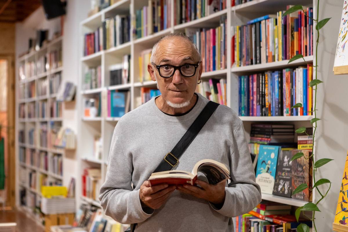 Julian Casado: l'home que llegeix quan camina pel carrer