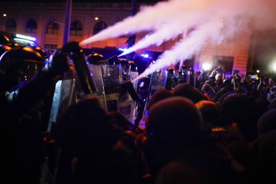 Els Mossos ruixen amb gas un grup de manifestants en la segona jornada de protestes