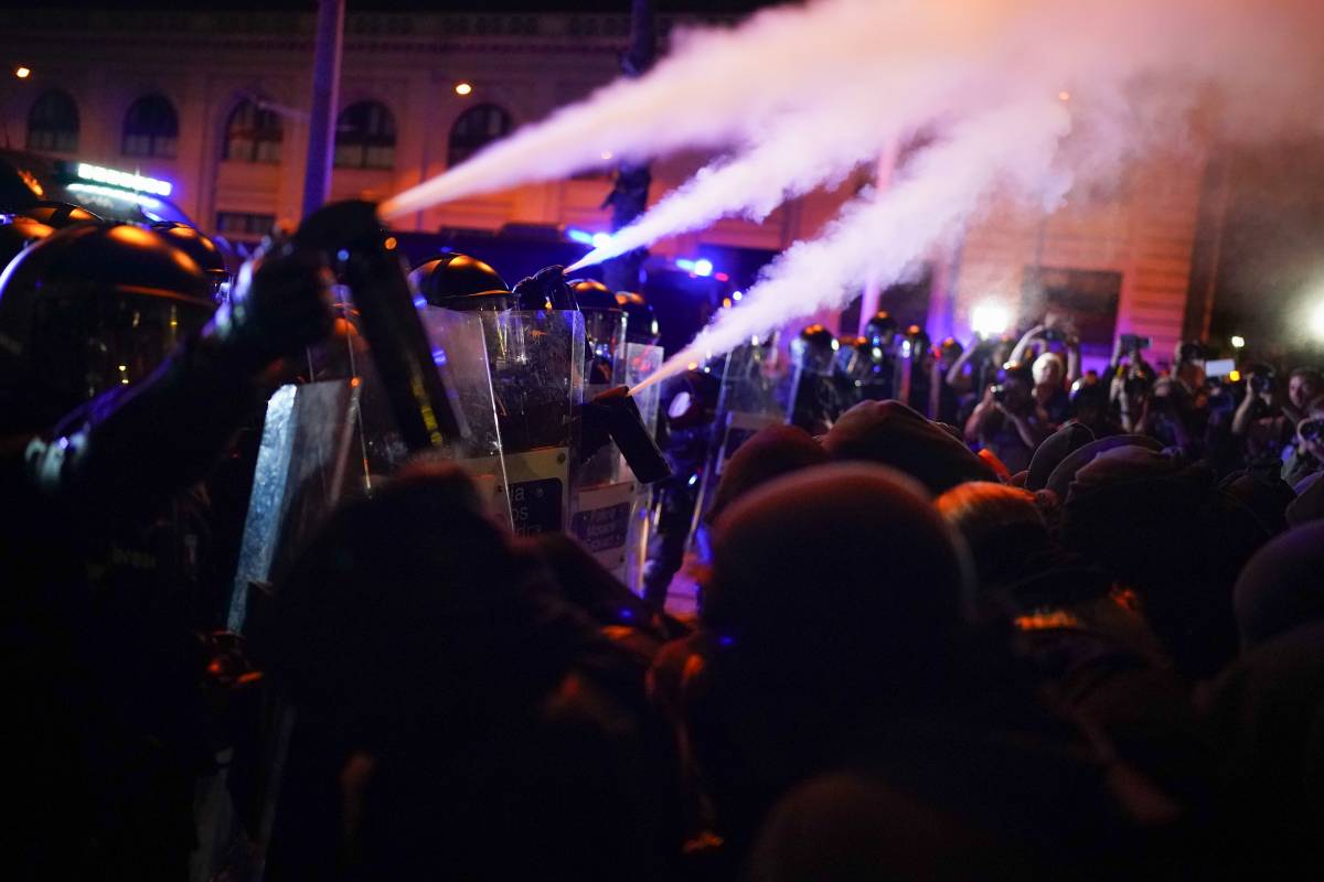 Els Mossos ruixen amb gas un grup de manifestants en la segona jornada de protestes