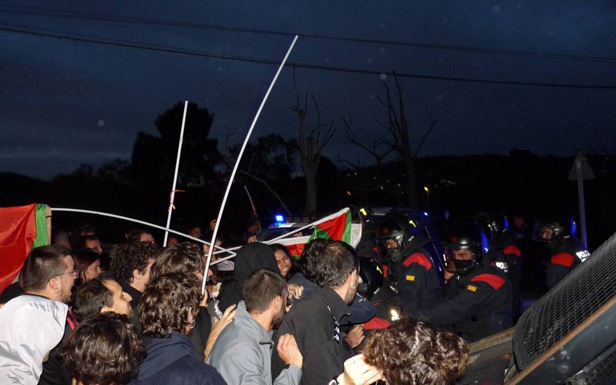 Càrregues i tensió a Súria en una acció a les portes d'ICL contra el genocidi i en suport a Palestina