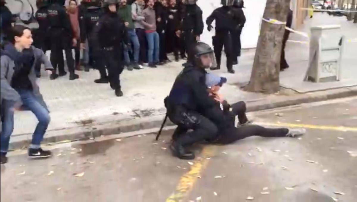 Vídeos gravats amb el mòbil: la peça clau que condiciona judicis entre manifestants i policies