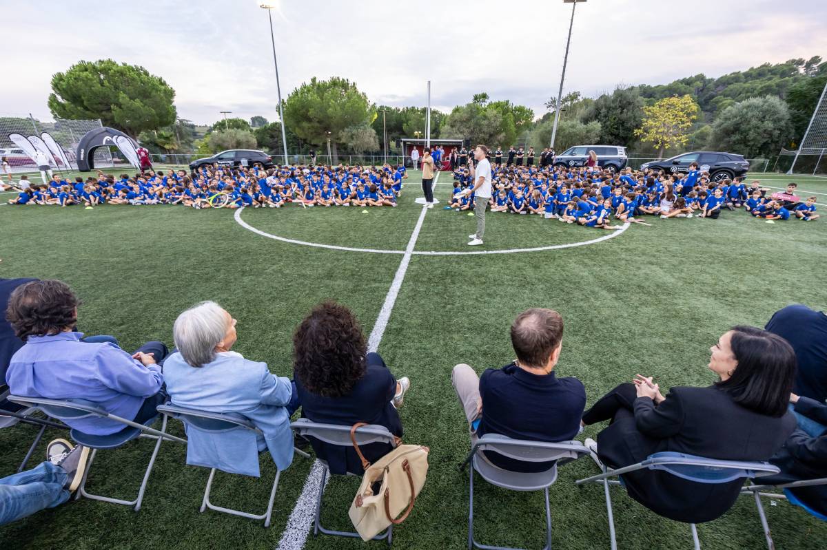 Els esportistes de l'entitat, davant de les autoritats durant la presentació - Juanma Peláez