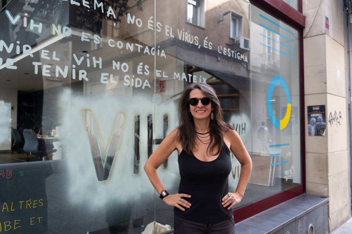 Els aparadors de Sabadell s’omplen d’art i missatges per visibilitzar el VIH