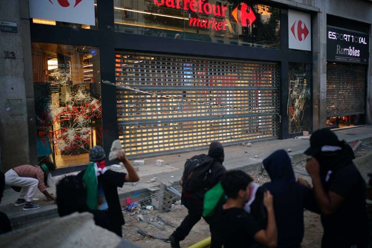 Càrregues dels Mossos contra manifestants propalestins al centre de Barcelona