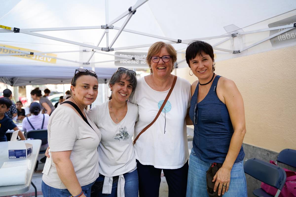 Carme Oliver amb la resta de l'equip de la Taula de Salut de Can Puiggener - DAVID CHAO